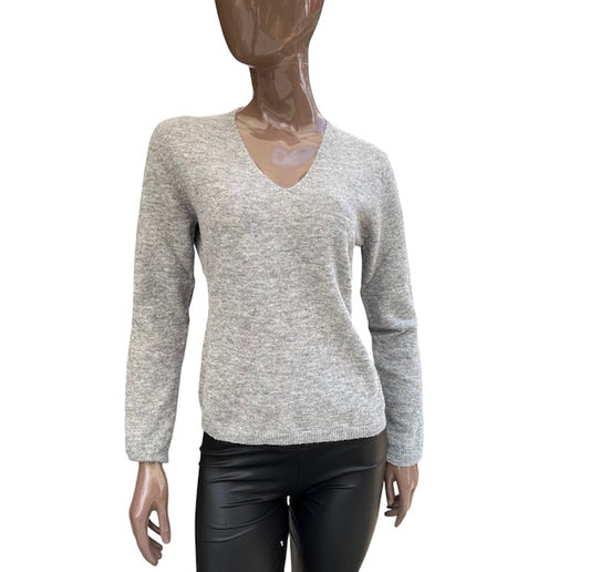 Chompa de cuello V Gris plata