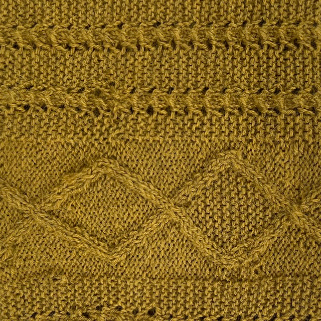 Cuello dorado hecho a mano